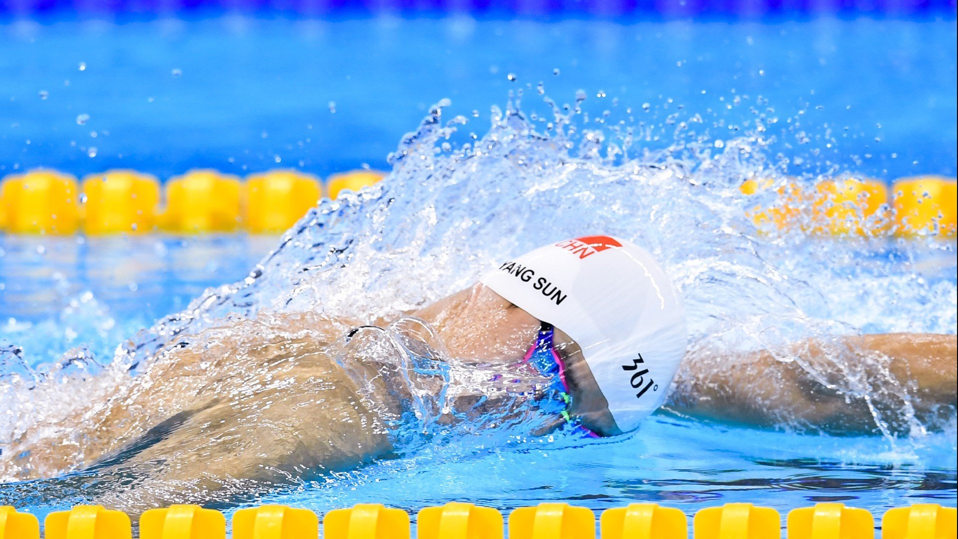 2020年NBA复赛：库里复出表现抢眼，带领勇士冲进季后赛圈层，展现恢弘力量