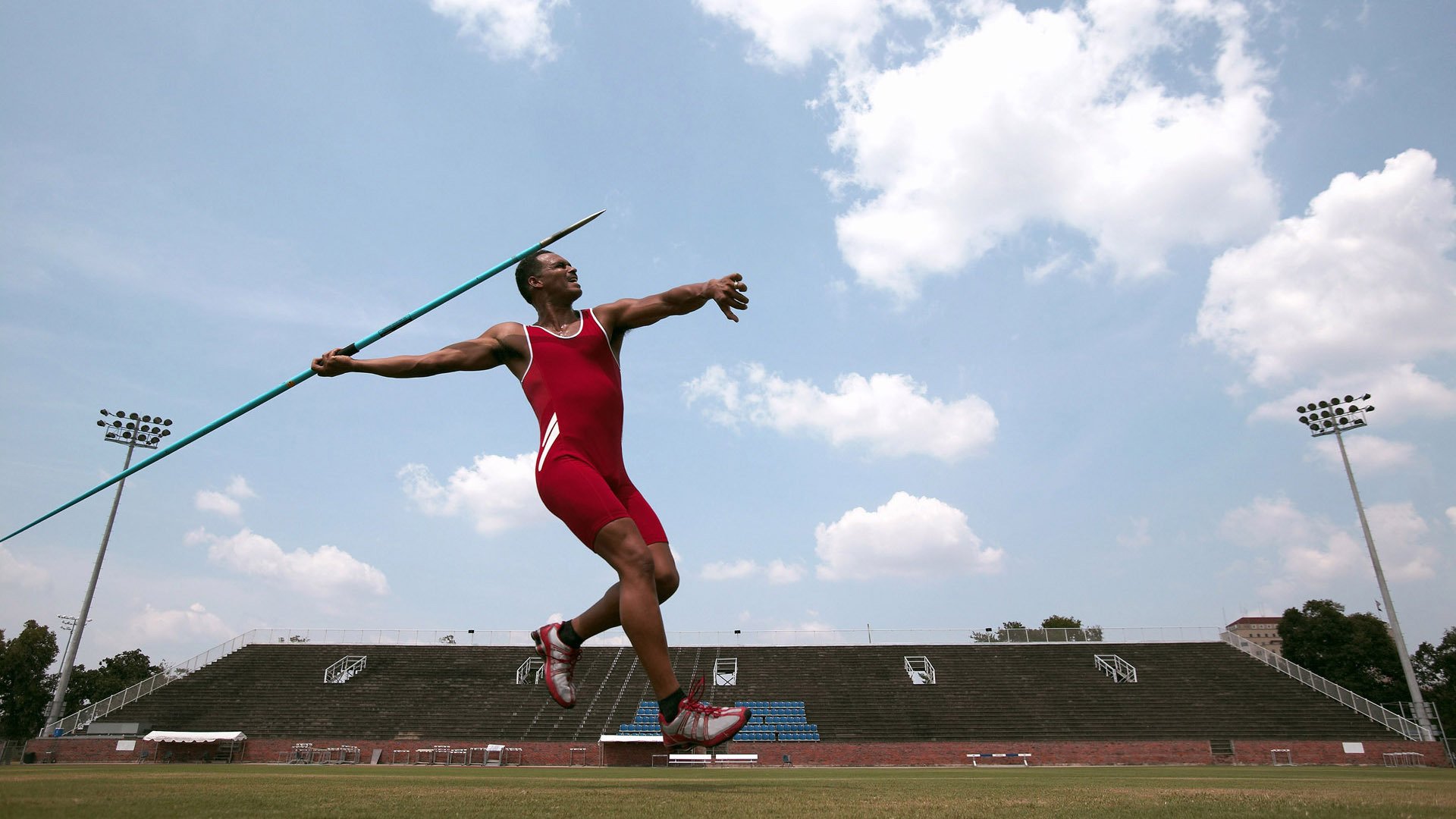 女足比赛中，中国队球员黄某奉献精彩传球，中国女足黄望